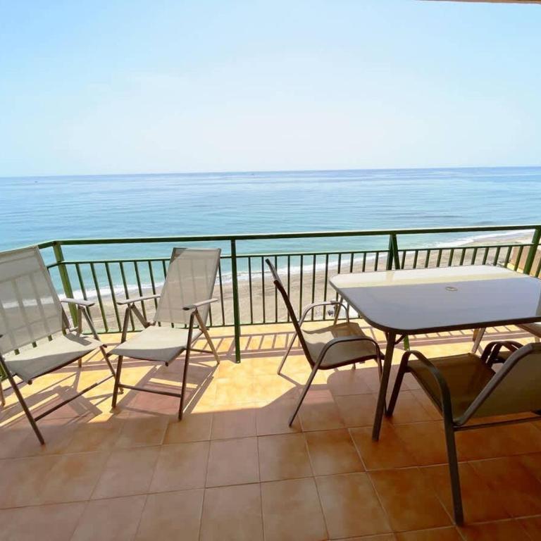 Beachfront 2 Bed Balcony & Sea Views - Apartamento - 7