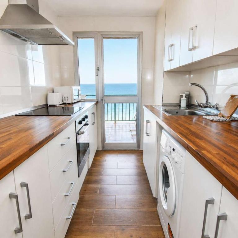 Beachfront 2 Bed Balcony & Sea Views - Apartamento - 11