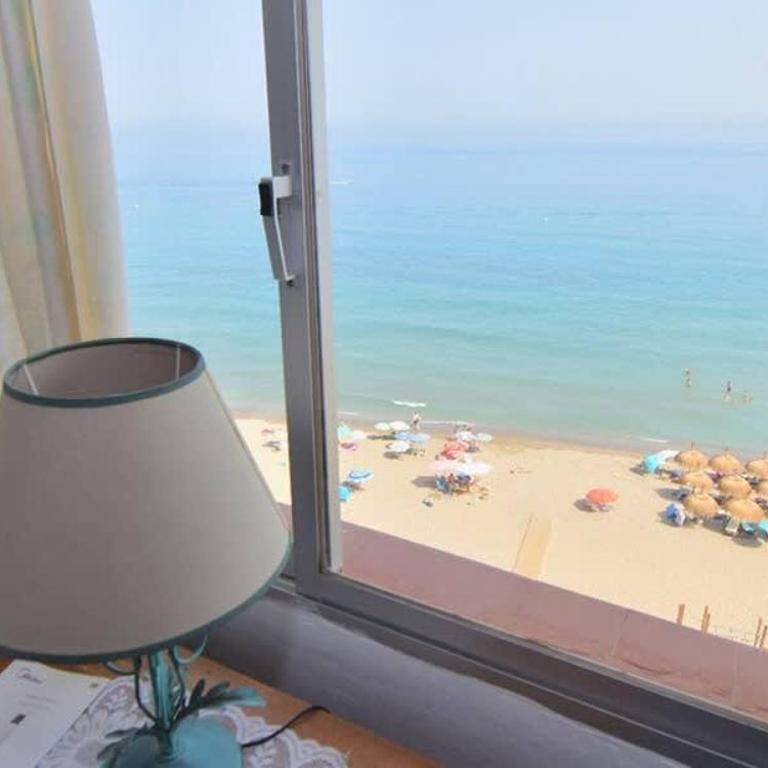 Beachfront 2 Bed Balcony & Sea Views - Apartamento - 13