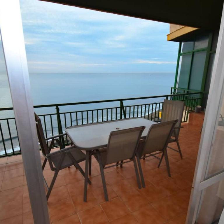 Beachfront 2 Bed Balcony & Sea Views - Apartamento - 16