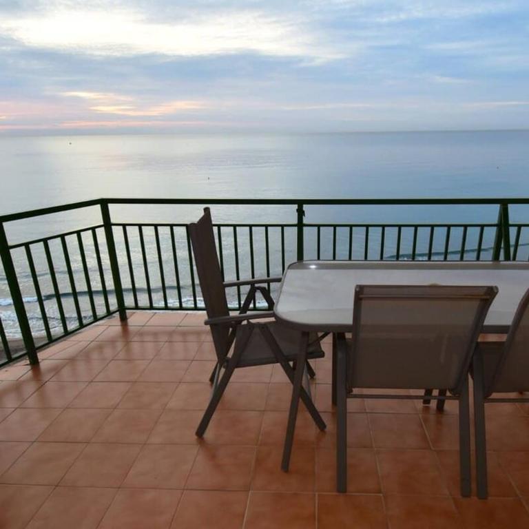 Beachfront 2 Bed Balcony & Sea Views - Apartamento - 17