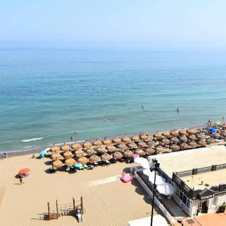 Beachfront 2 Bed Balcony & Sea Views - Apartamento - 19