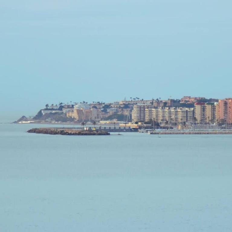 Beachfront 2 Bed Balcony & Sea Views - Apartamento - 21