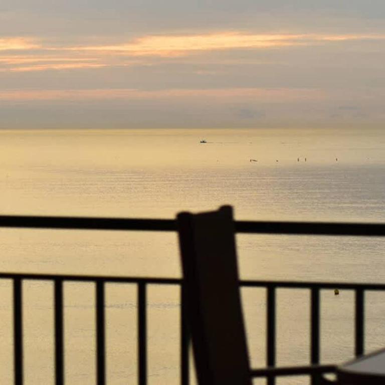 Beachfront 2 Bed Balcony & Sea Views - Apartamento - 23
