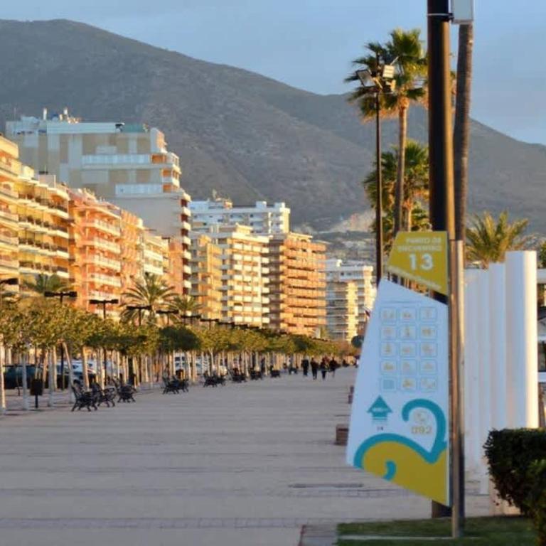 Beachfront 2 Bed Balcony & Sea Views - Apartamento - 26