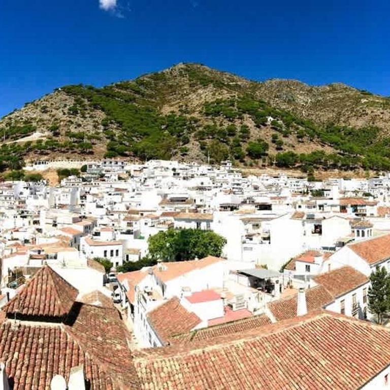 Beachfront 2 Bed Balcony & Sea Views - Apartamento - 35