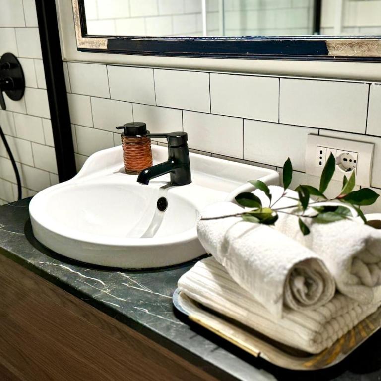 Duomo 10 Min Metro Vintage Italian Apartment - Appartamento con 2 Camere da Letto - 8