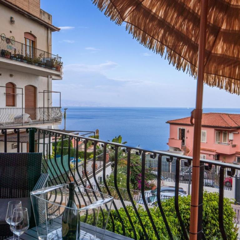 Suite Apartment Taormina - Camera Matrimoniale Deluxe con Balcone e Vista Mare - 2