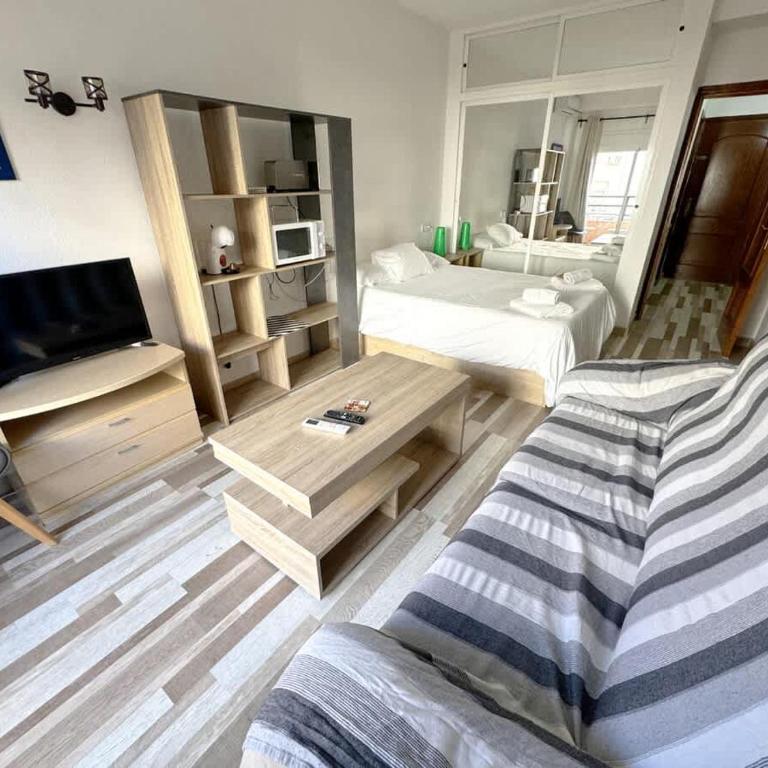 Cozy Studio Walk to Beach & Train - Apartamento - 7