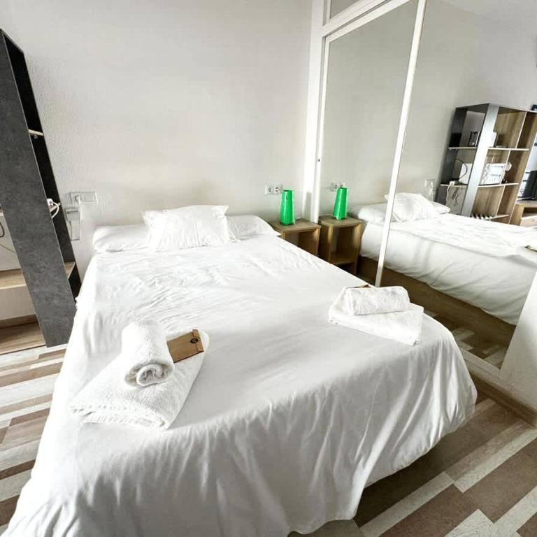 Cozy Studio Walk to Beach & Train - Apartamento - 9