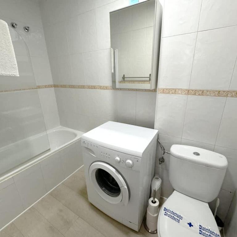 Cozy Studio Walk to Beach & Train - Apartamento - 12