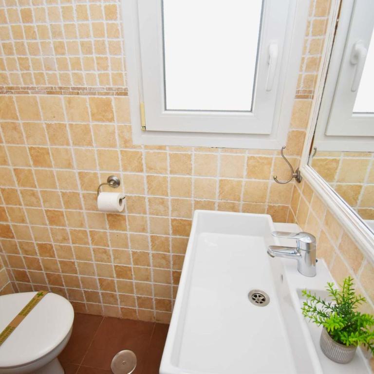 Spacious Family Villa & Studio Pool Walk to Beach - Apartamento - 33