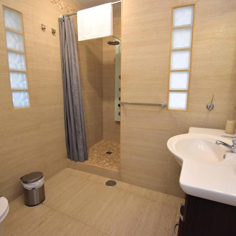 Spacious Family Villa & Studio Pool Walk to Beach - Apartamento - 12