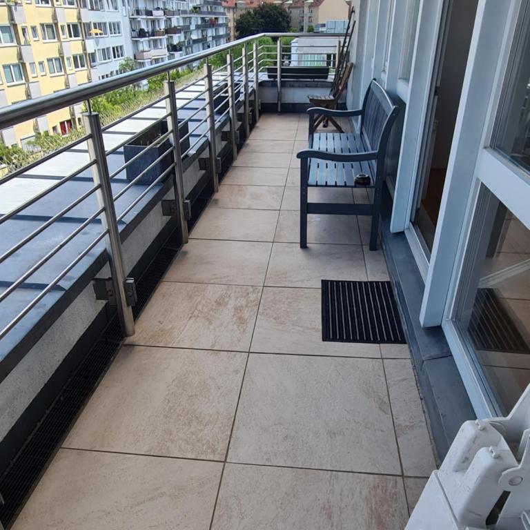 Rooftop Penthouse & Parking - up to 5 Pers - fast transit to Fair & Center - One-Bedroom Apartment - 4