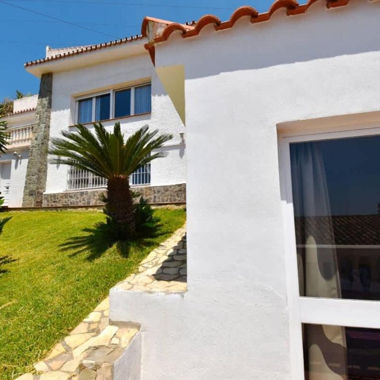 Family Villa Pool Sea Views & Walk to Beach - Villa - 32