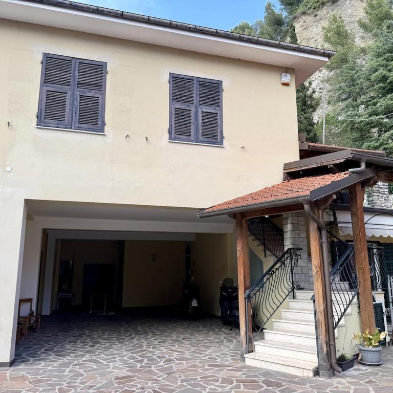 HOST4U - Beautiful Apartment with 3 Bedrooms in Imperia - Three-Bedroom Apartment - 17
