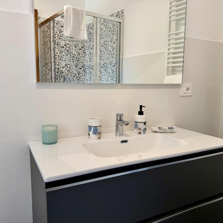 HOST4U - Beautiful Apartment with 3 Bedrooms in Imperia - Three-Bedroom Apartment - 28
