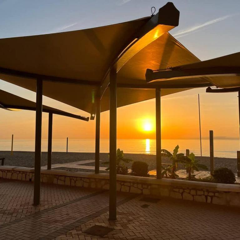 Panoramic Seafront Apartment with Terrace - Apartamento - 44