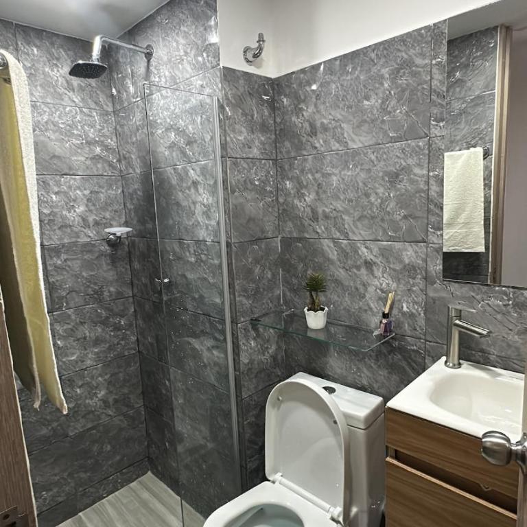 Apartamento moderno elegante y apto para familias cerca de la playa - Three-Bedroom Apartment - 3