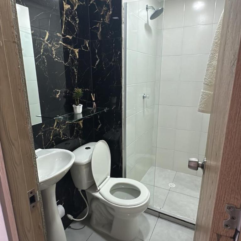 Apartamento moderno elegante y apto para familias cerca de la playa - Three-Bedroom Apartment - 4