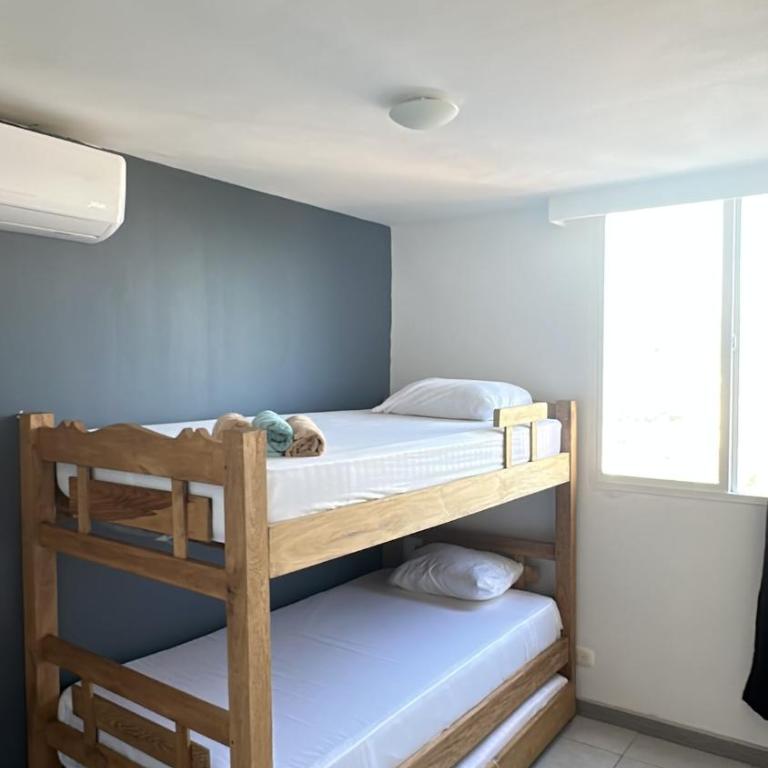 Apartamento moderno elegante y apto para familias cerca de la playa - Three-Bedroom Apartment - 5