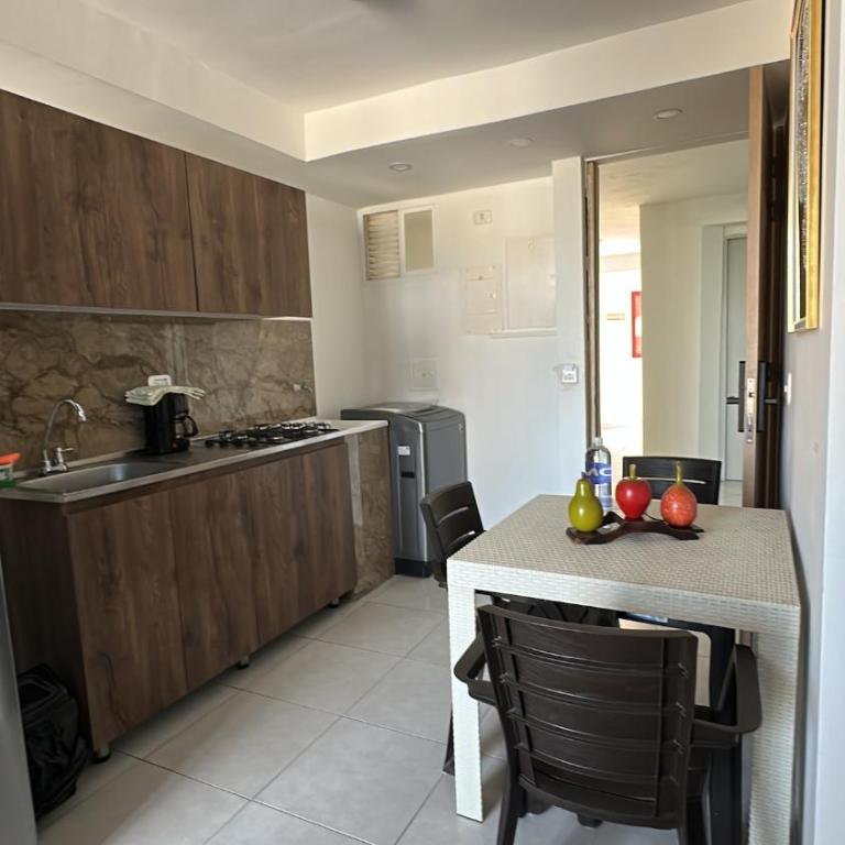 Apartamento moderno elegante y apto para familias cerca de la playa - Three-Bedroom Apartment - 11