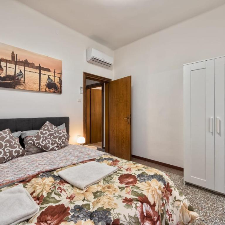 Downtown - Chambre Double avec Salle de Bains Commune - 5