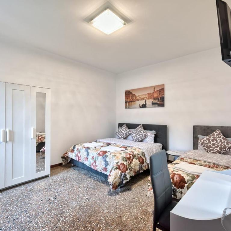 Downtown - Chambre Triple avec Salle de Bains Commune - 1