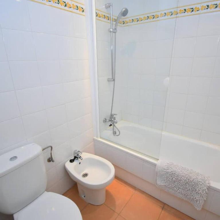 Spacious 2BR Apartment Terrace Pool & Train - Apartamento - 24