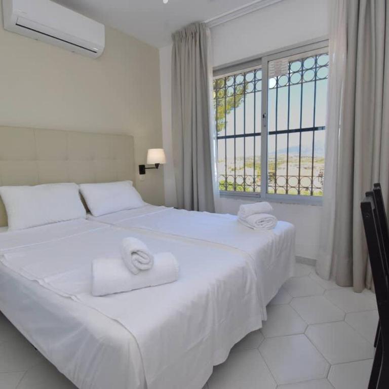Ground Floor Apt with Pool & Garden Access - Apartamento - 33