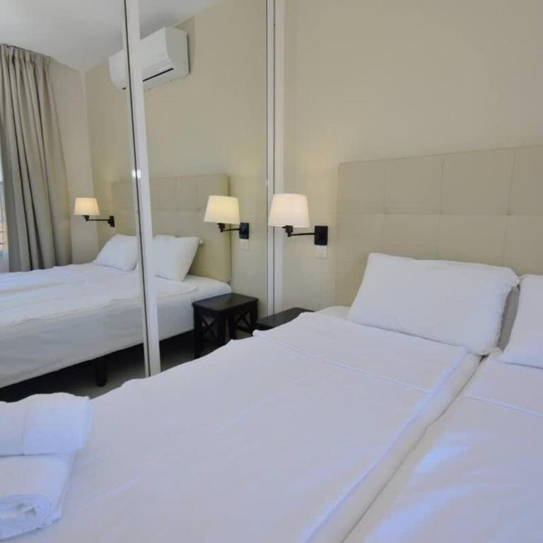 Ground Floor Apt with Pool & Garden Access - Apartamento - 35