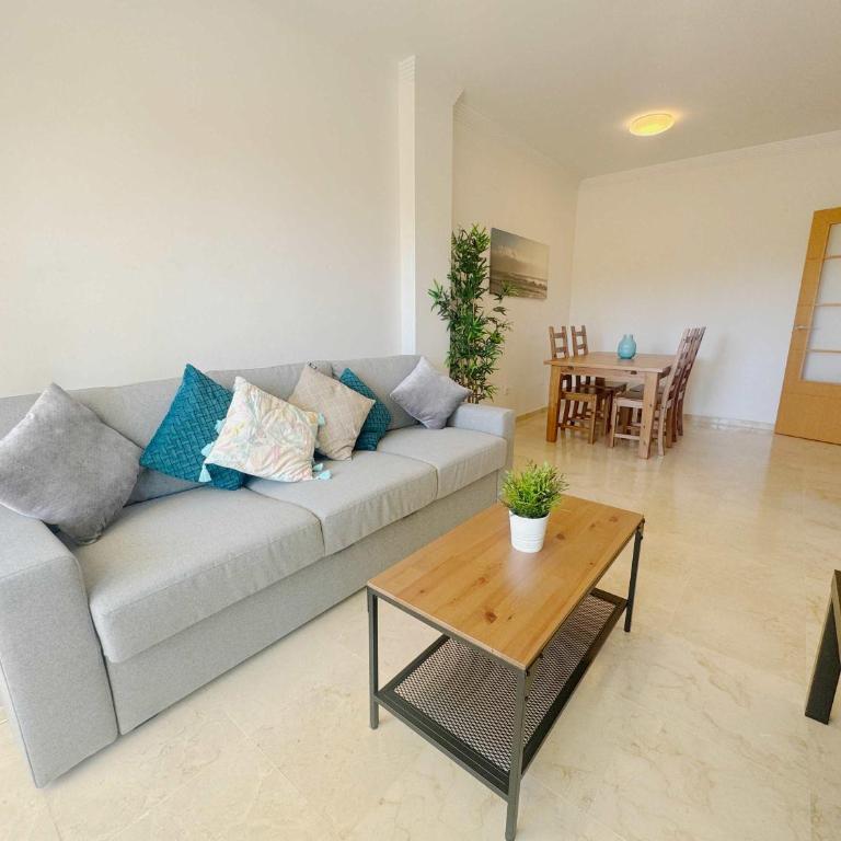 Family Favourite Pool and 2 Car Parking - Apartment - 2