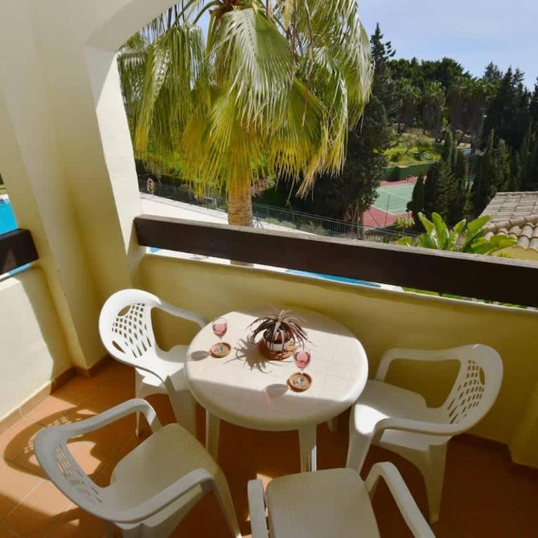 Family Favourite Pool and 2 Car Parking - Apartment - 4