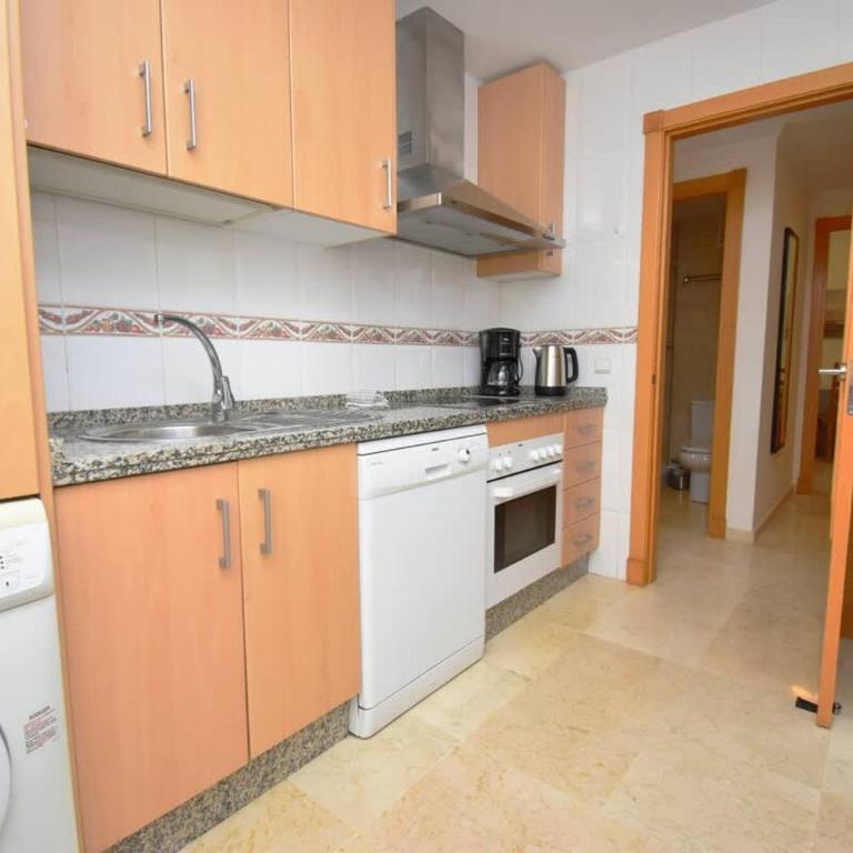 Family Favourite Pool and 2 Car Parking - Apartment - 6