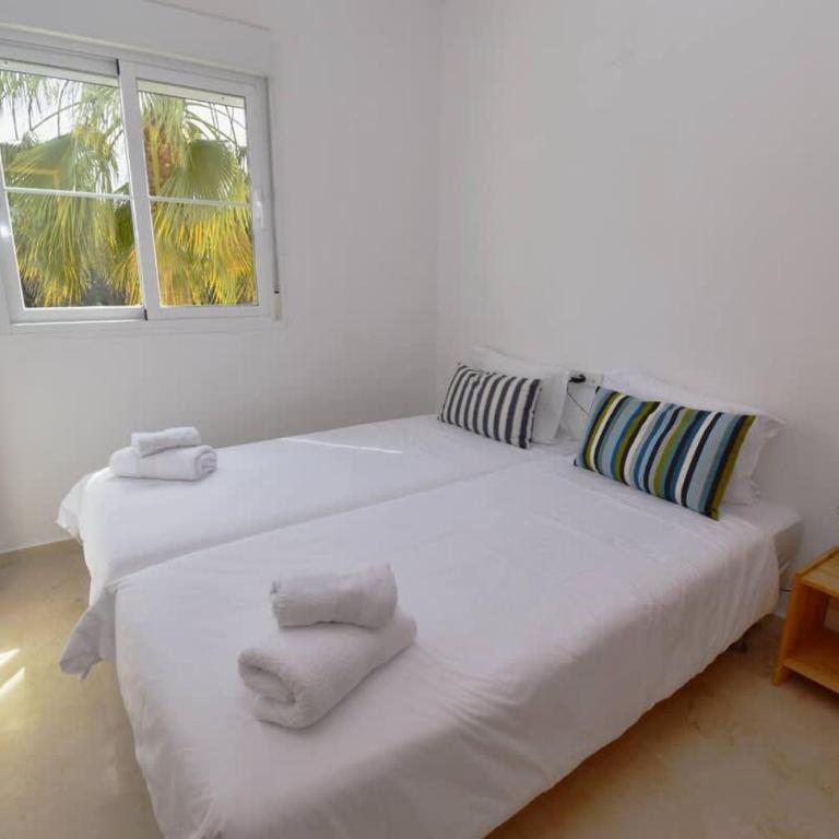 Family Favourite Pool and 2 Car Parking - Apartment - 13
