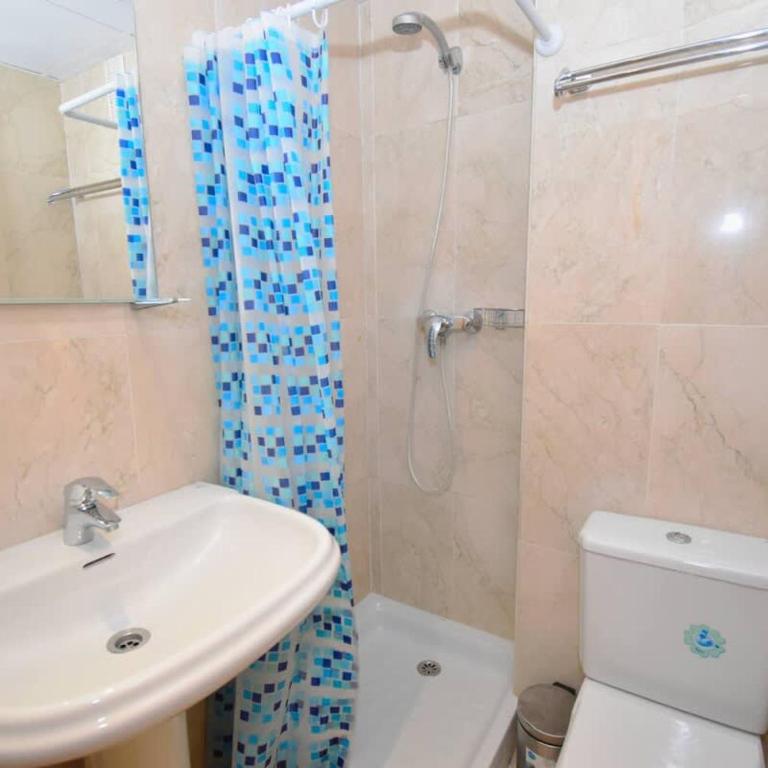 Family Favourite Pool and 2 Car Parking - Apartment - 17