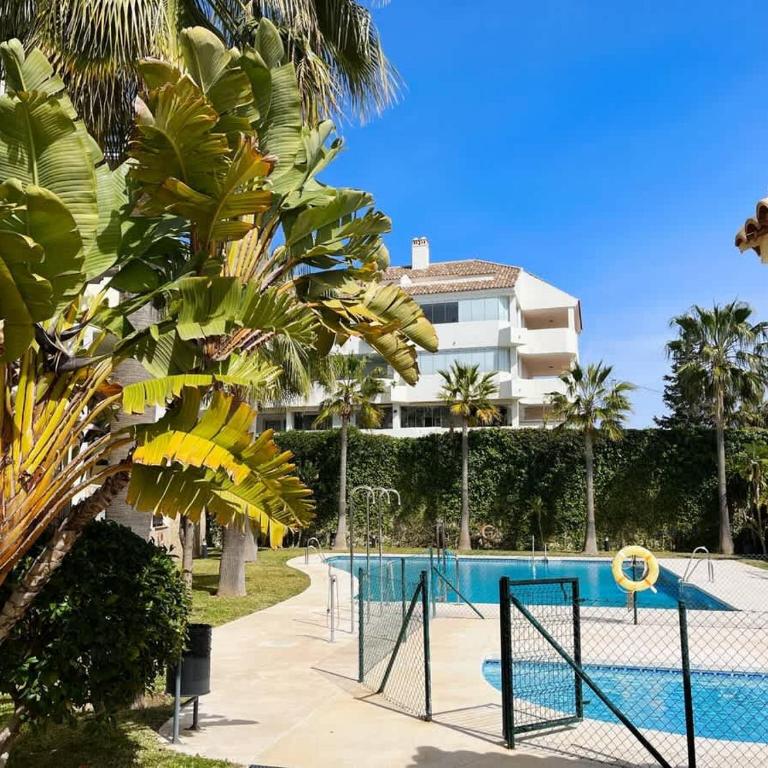 Family Favourite Pool and 2 Car Parking - Apartment - 20