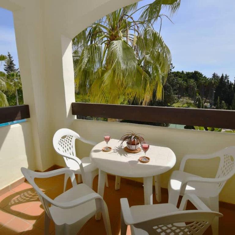 Family Favourite Pool and 2 Car Parking - Apartment - 21
