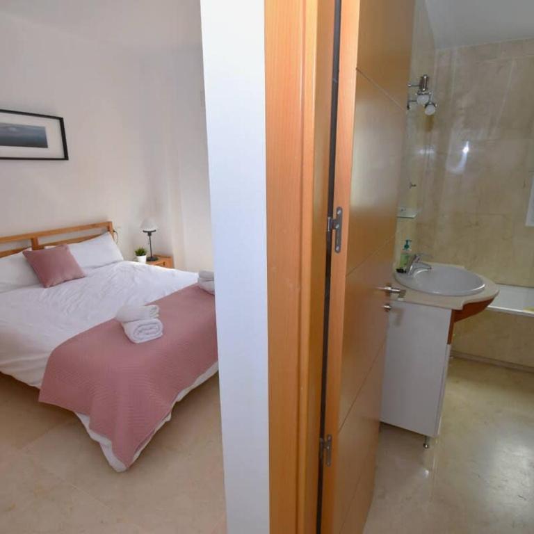 Family Favourite Pool and 2 Car Parking - Apartment - 24