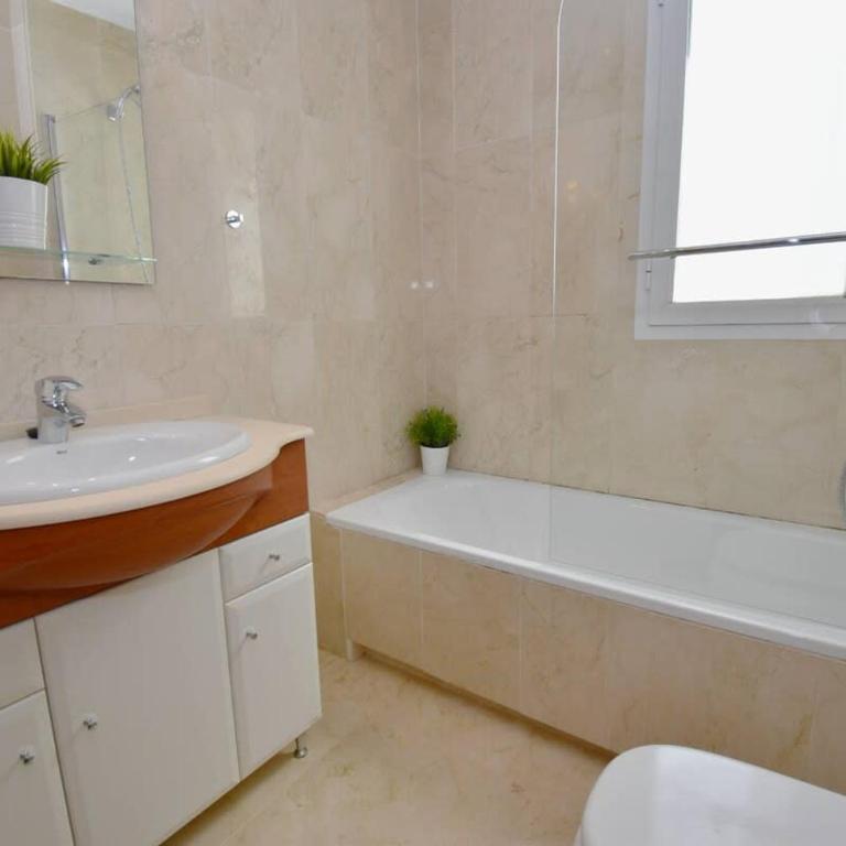 Family Favourite Pool and 2 Car Parking - Apartment - 26
