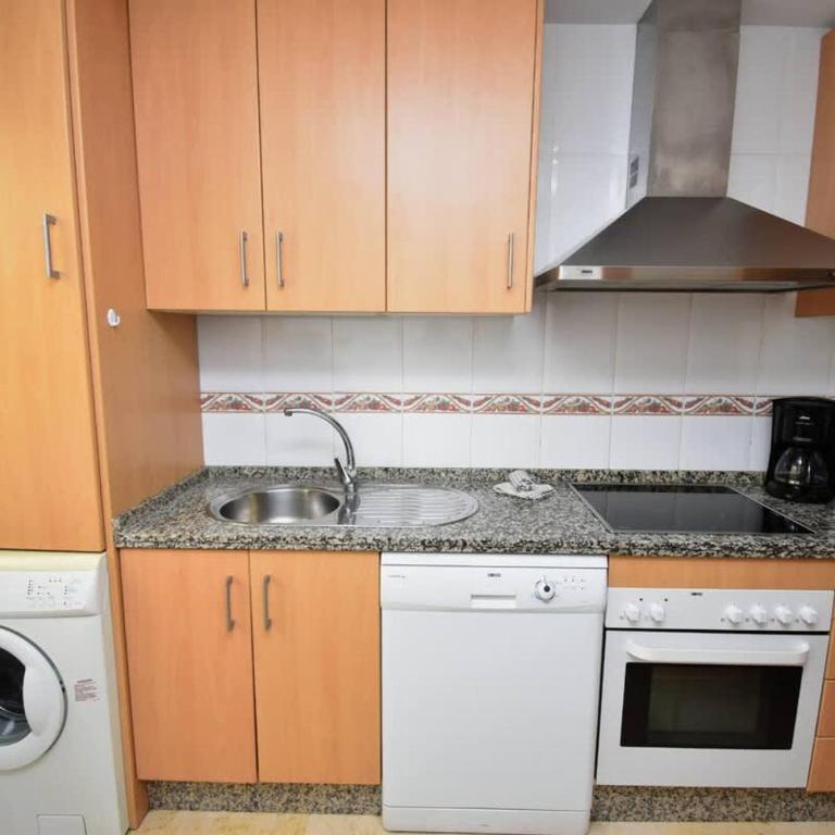 Family Favourite Pool and 2 Car Parking - Apartment - 27