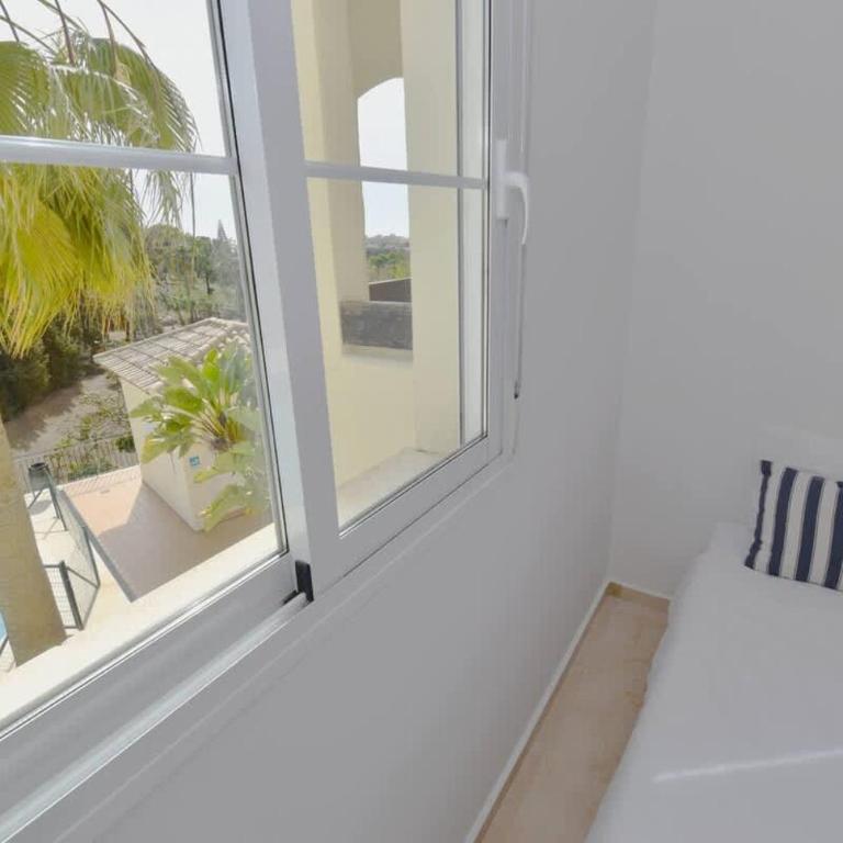 Family Favourite Pool and 2 Car Parking - Apartment - 32