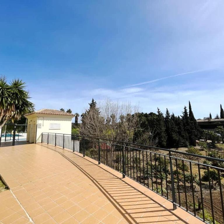 Family Favourite Pool and 2 Car Parking - Apartment - 33