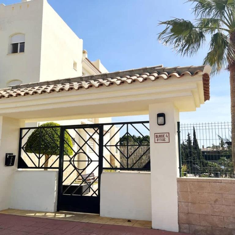 Family Favourite Pool and 2 Car Parking - Apartment - 34