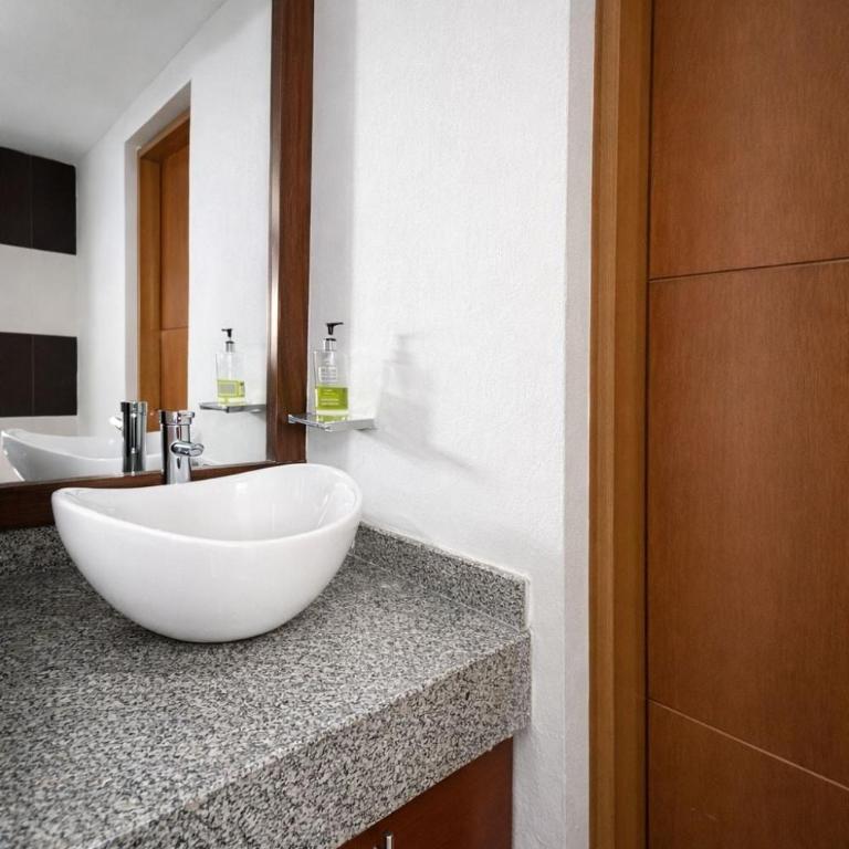 Family Oceanside Pool & Private Beach Access 3 BDRM Apartment - Three-Bedroom Apartment - 17