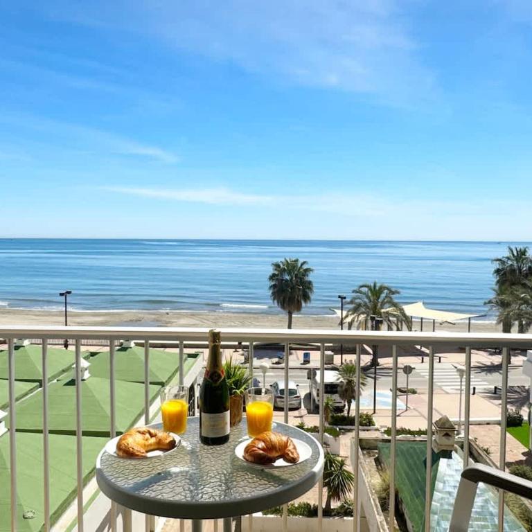 Beachfront 1-Bed Apartment with Stunning Views - Apartamento - 2