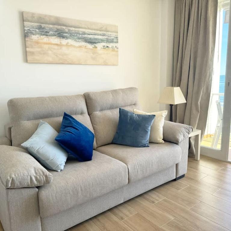Beachfront 1-Bed Apartment with Stunning Views - Apartamento - 4