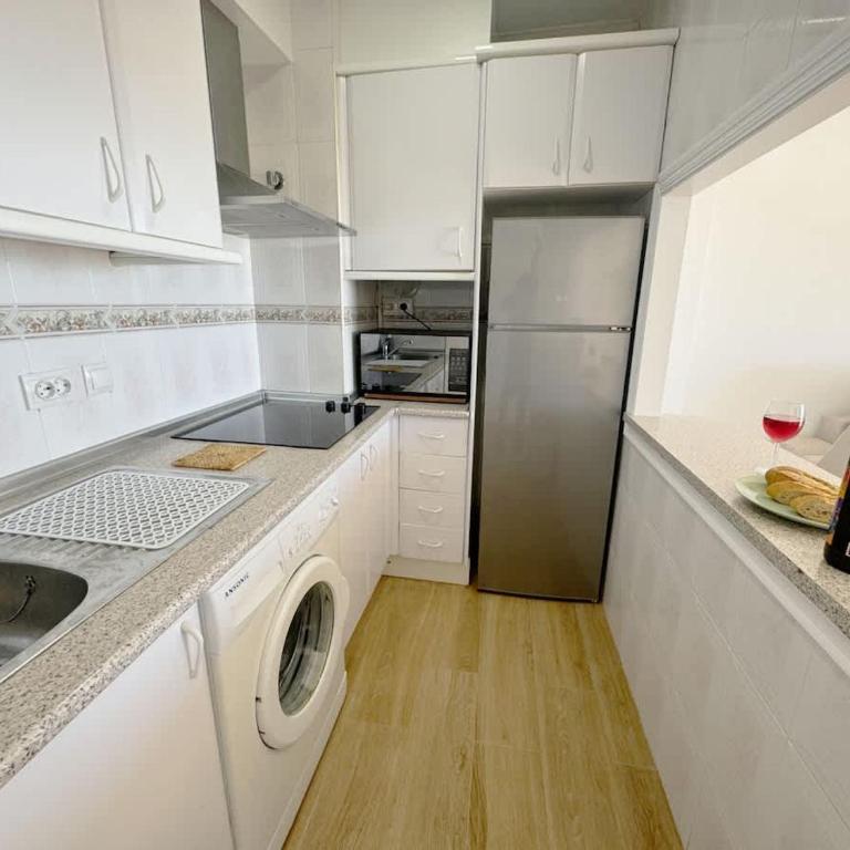 Beachfront 1-Bed Apartment with Stunning Views - Apartamento - 9