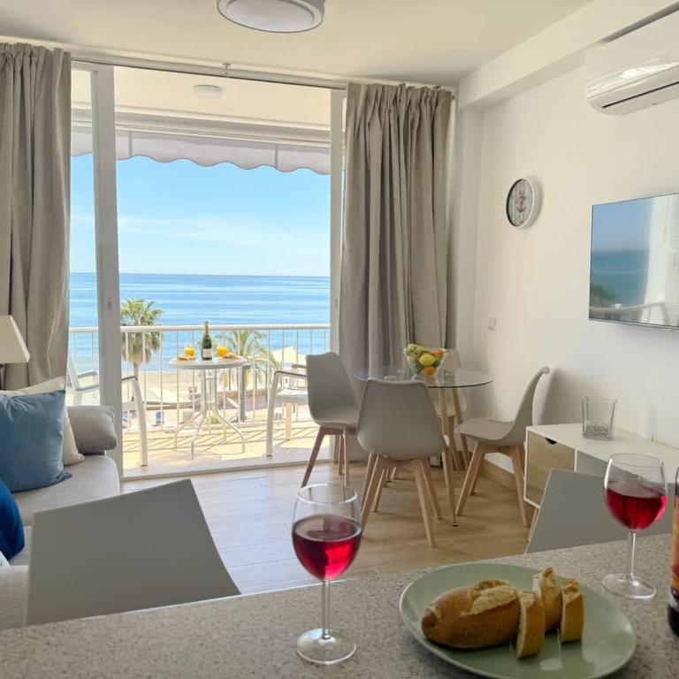 Beachfront 1-Bed Apartment with Stunning Views - Apartamento - 12