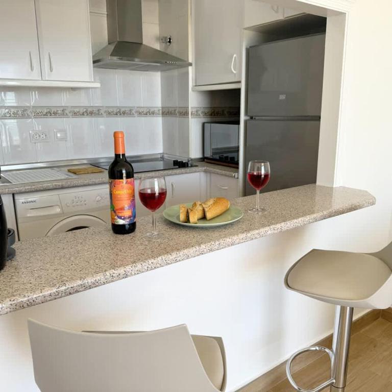 Beachfront 1-Bed Apartment with Stunning Views - Apartamento - 13